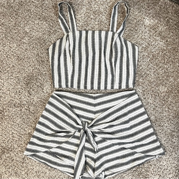 Aqua Pants - Aqua Size Size Small Gray and White two piece set. Worn Once!